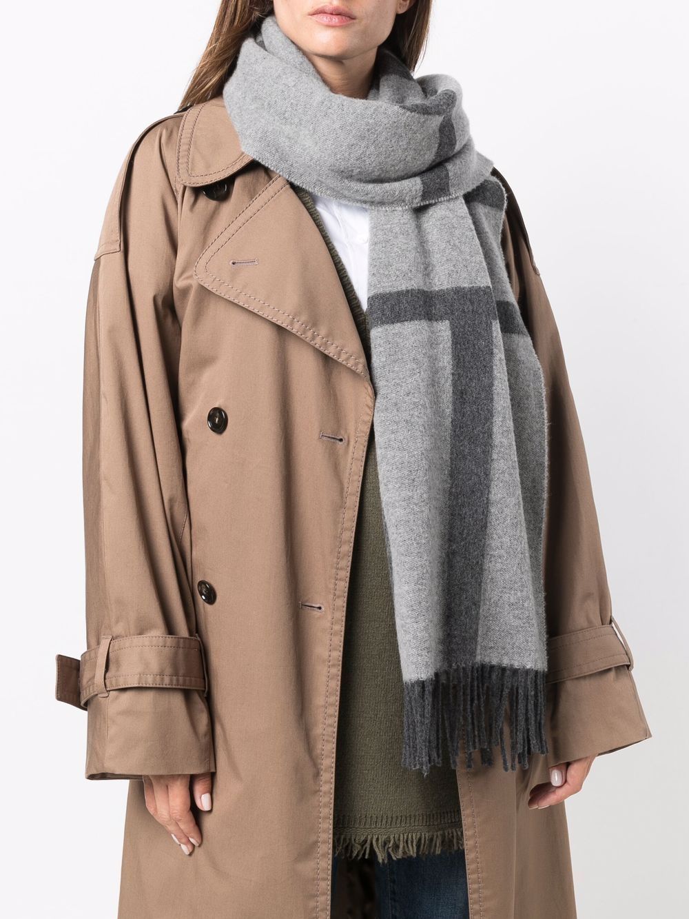 Totême Two-tone Fringed Wool Scarf In Gray