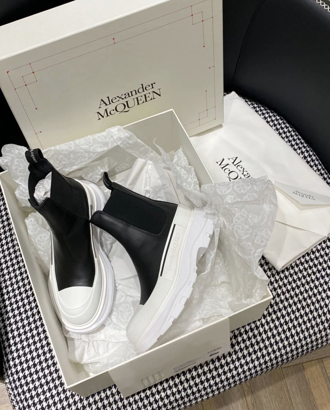 Alexander Mcqueen Round Toe Chelsea Ankle Boots In White