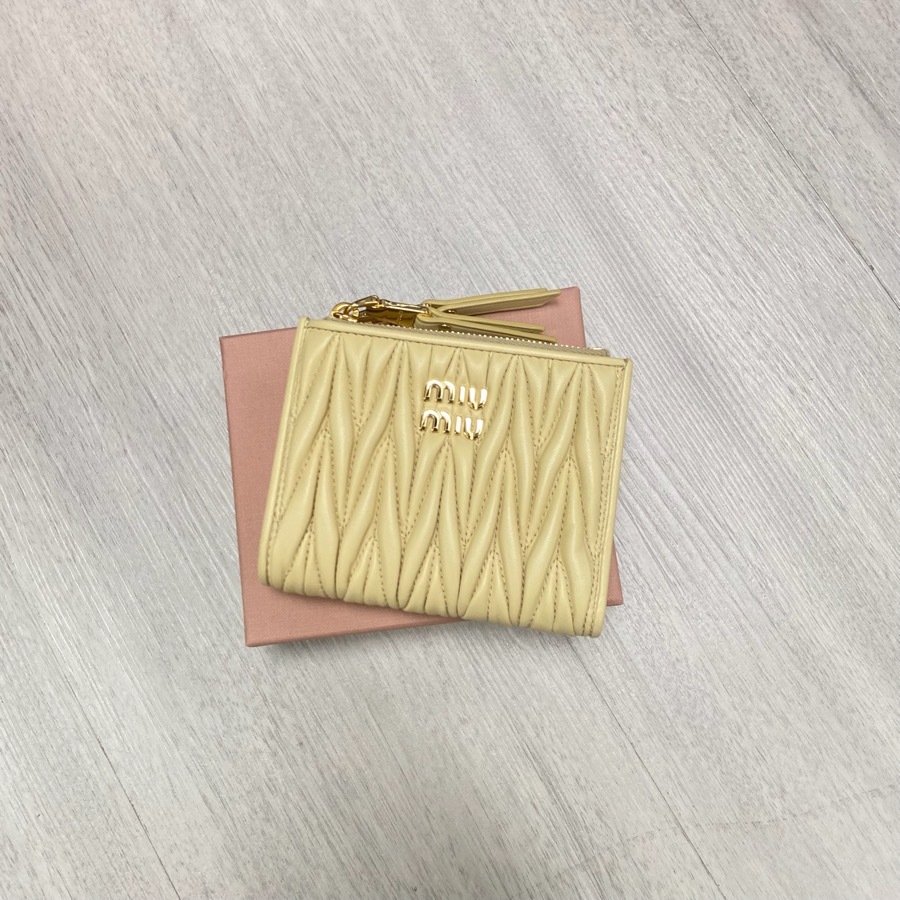 Miu Miu Logo Plaque Wallet In Nude