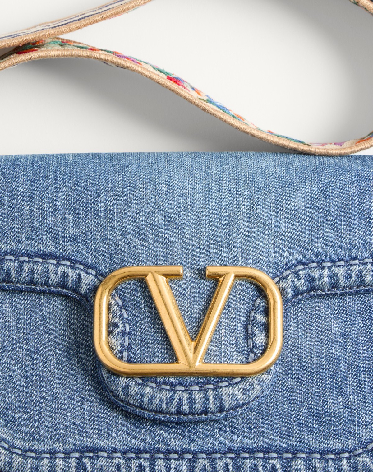 VALENTINO GARAVANI VALENTINO GARAVANI ALLTIME DENIM SHOULDER BAG WITH EMBROIDERED RIBBON STRAP