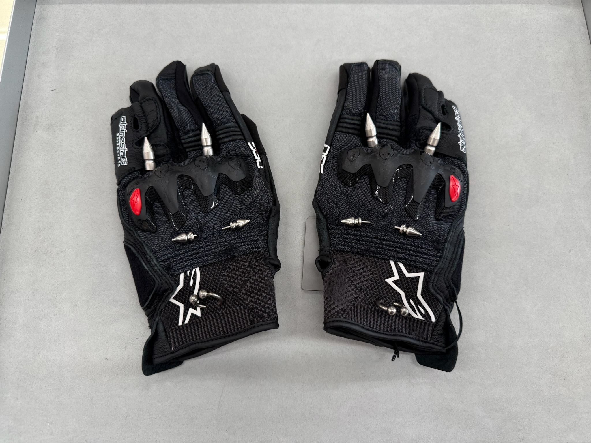 Balenciaga Alpine Star Gloves In Black