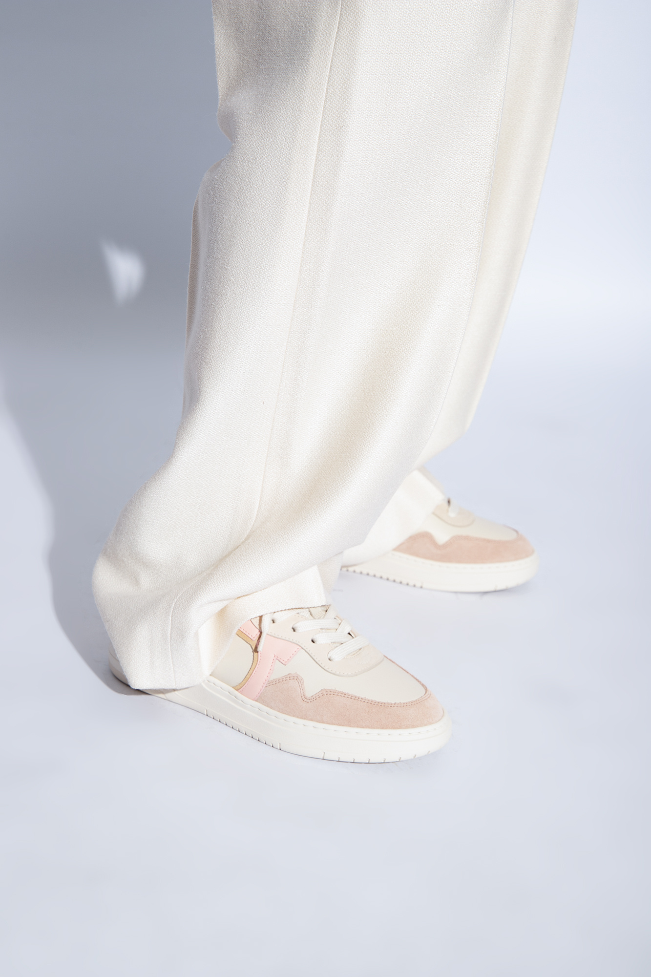 Ferragamo Round-headed Low-top Casual Shoes In White