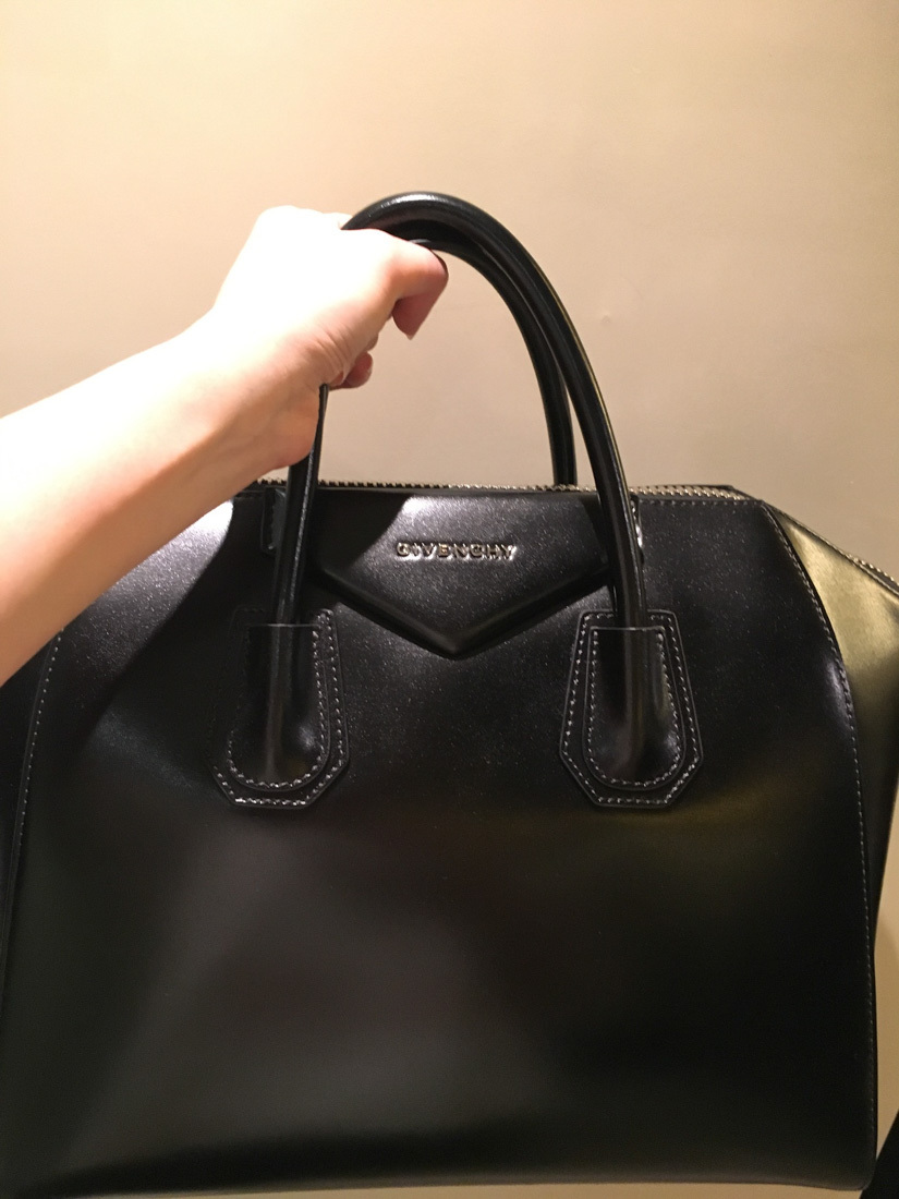 Givenchy Women Black Leather Medium Antigona Handbag In Black