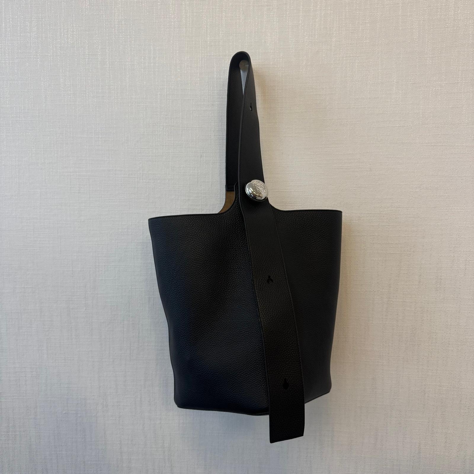 Loewe Pebble Bucket Tote In Black