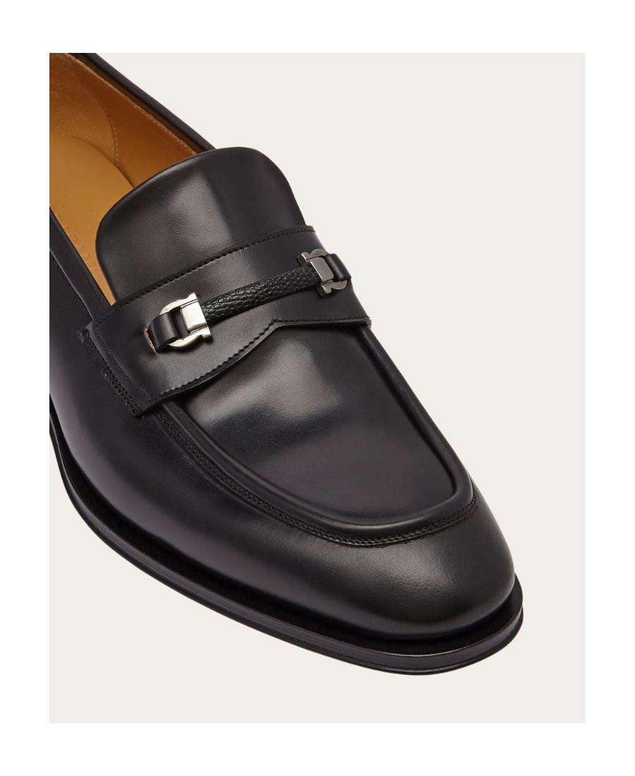 Ferragamo Salvatore Gancini Plaque Round Toe Loafers In Black