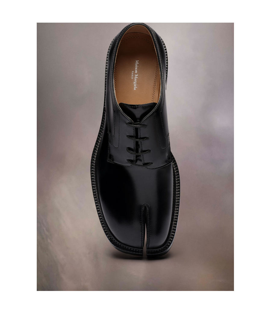 Maison Margiela Tabi Laced Shoes In Black