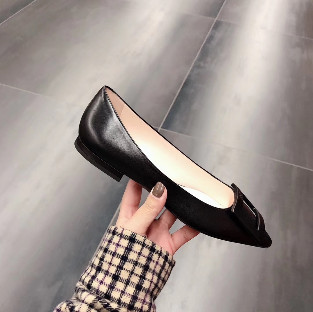 Roger Vivier Gommettine Leather Ballet Flats With Tonal Buckle In Black