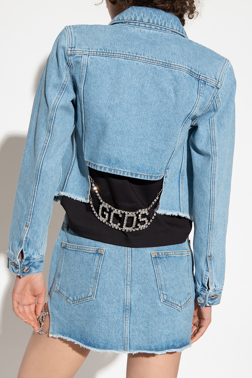 GCDS LOGO-PLAQUE CROPPED DENIM JACKET