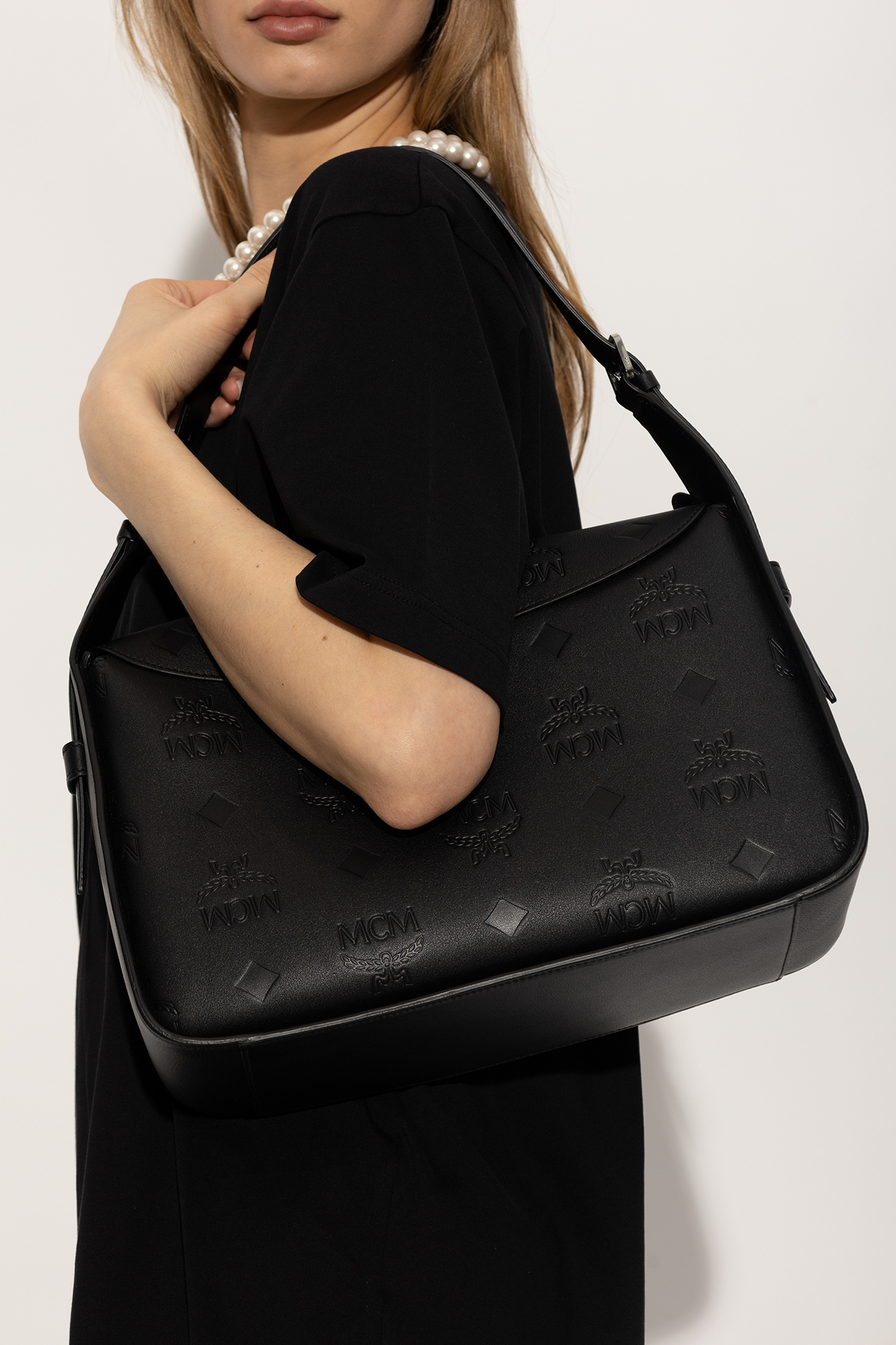 Mcm Large Aren Hobo Leather Tote Bag In Black