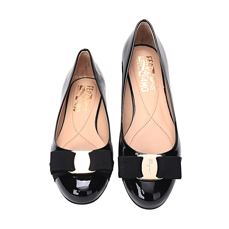 Ferragamo Varina Bow-embellished Patent-leather Ballet Flats In Black
