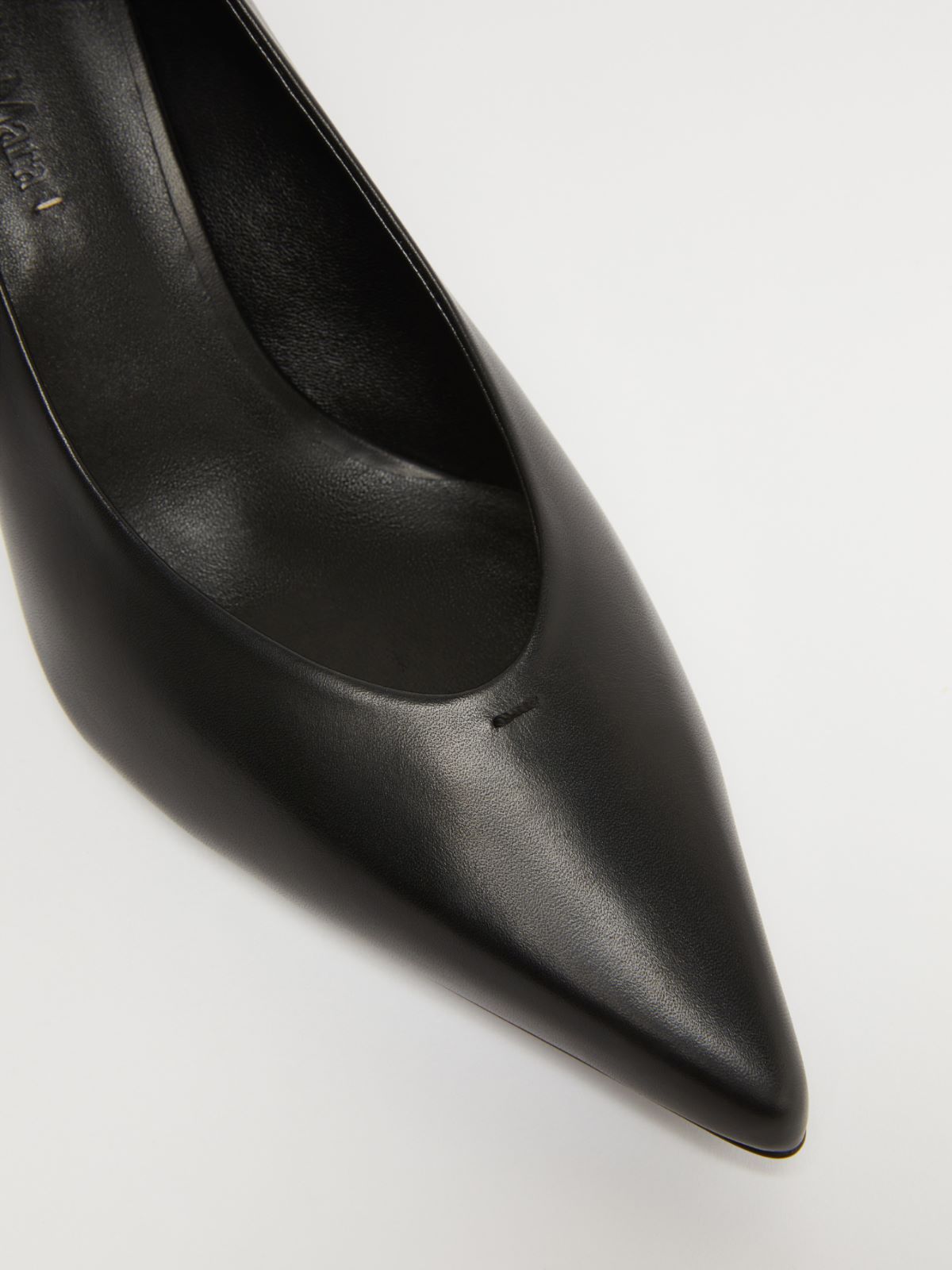 Max Mara Pointed High Heels In Black