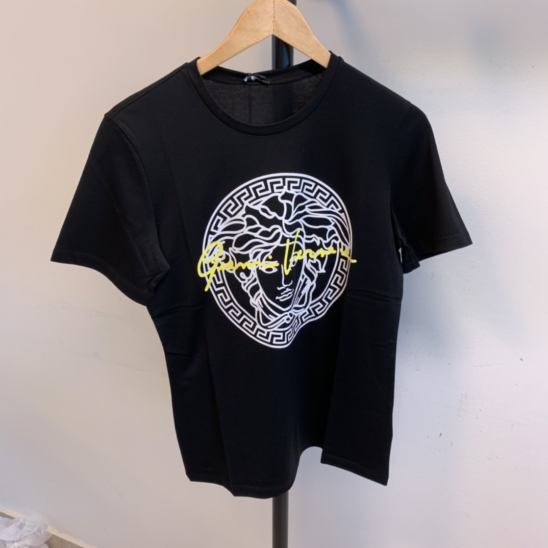 Versace Medusa Print T-shirt In Black