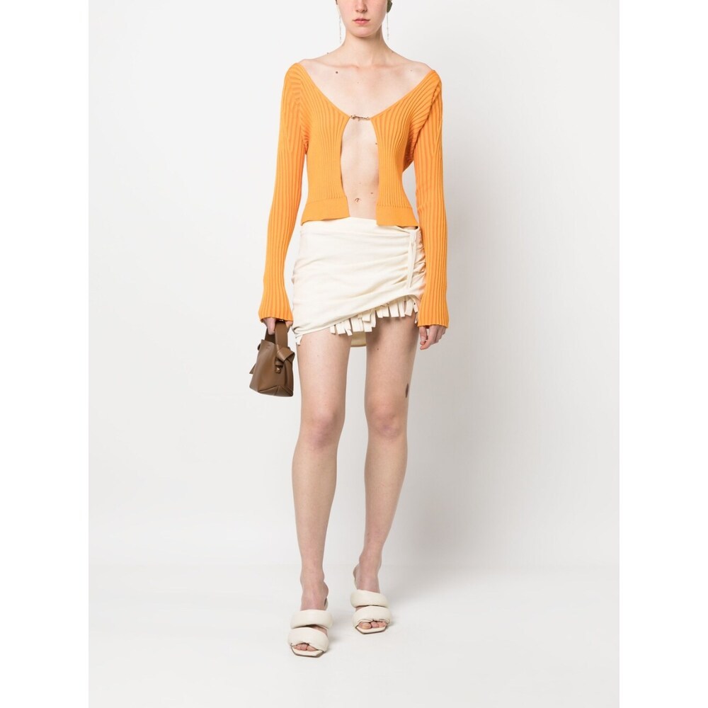 Jacquemus ‘pralu' Gold Toned Logo Charm Long Sleeve Cropped Cardigan In Orange