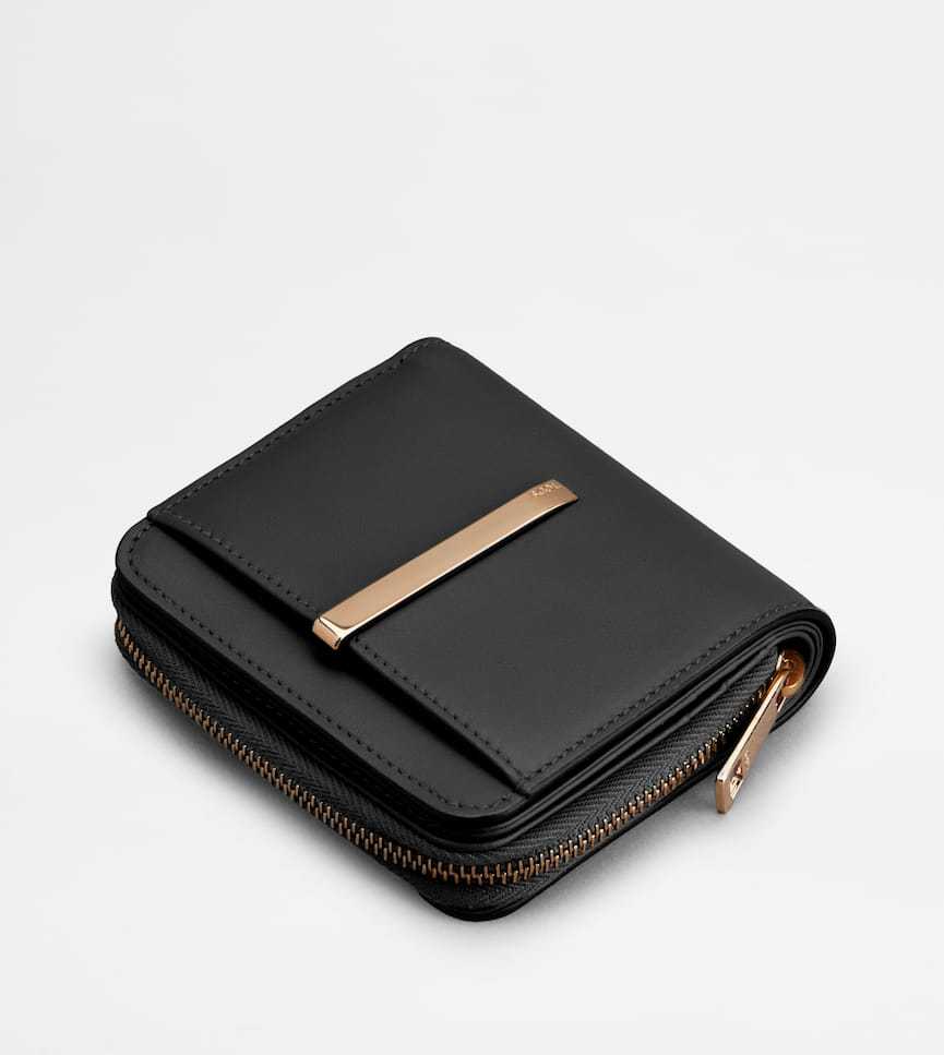 Tod's Logo Embossed Bifold Wallet In Black