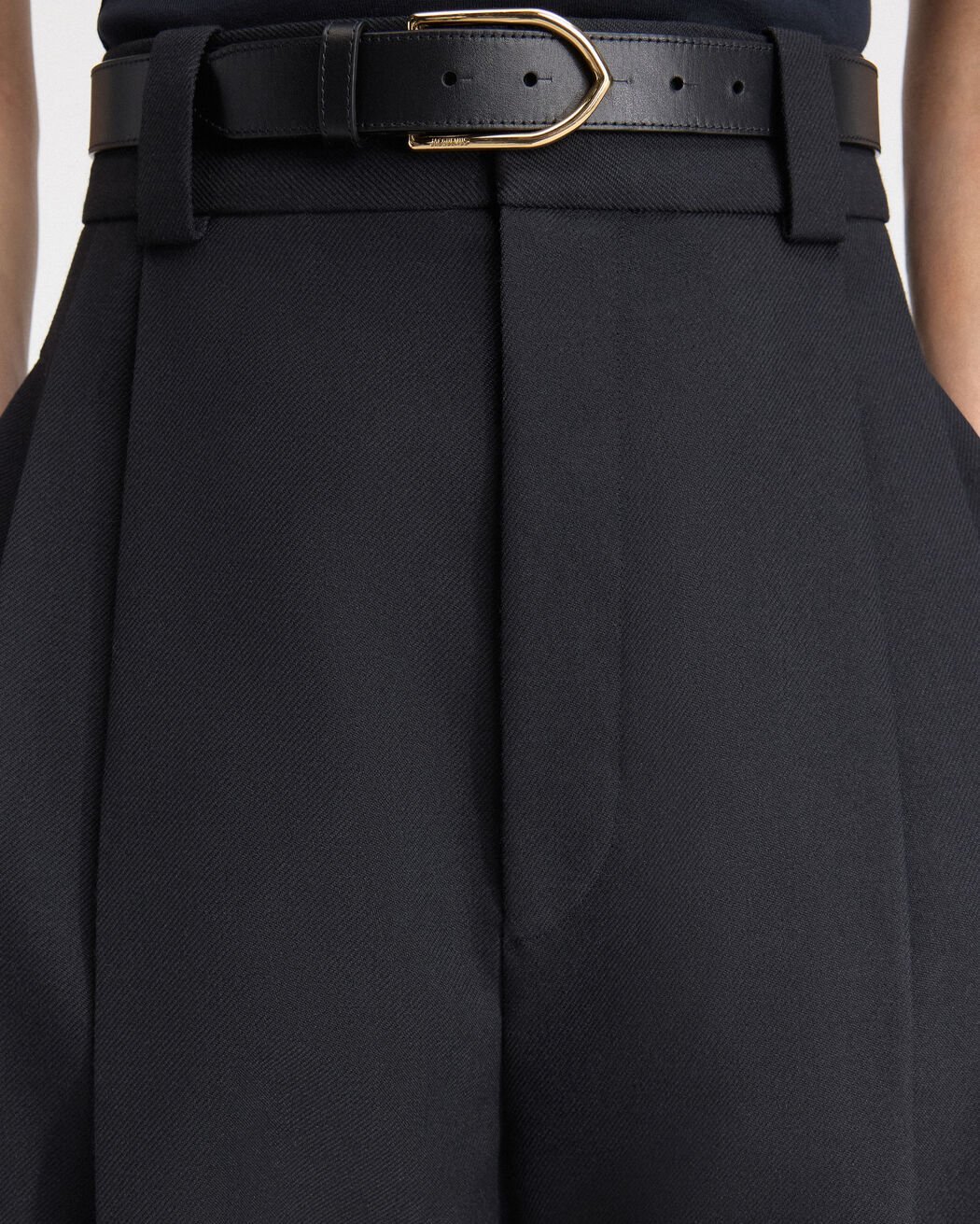 Jacquemus Curved Pleated Trousers In Black