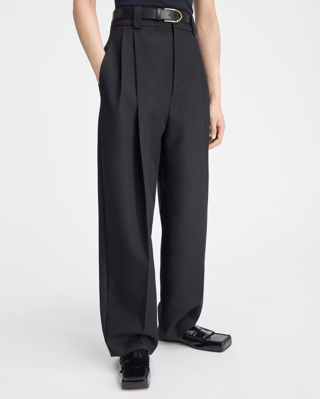 Jacquemus Curved Pleated Trousers In Black