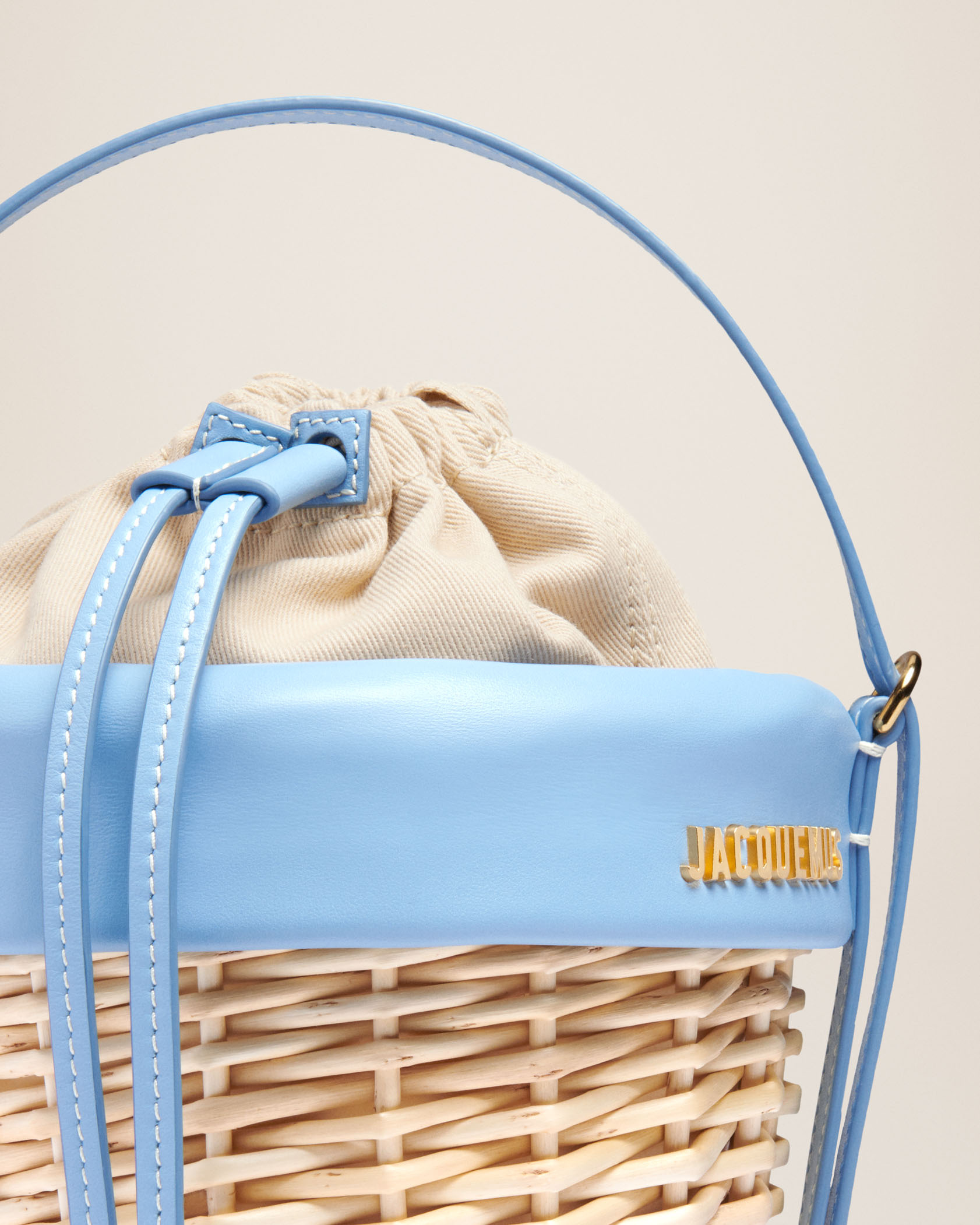 Jacquemus Logo-plaque Bucket Bag In Nude