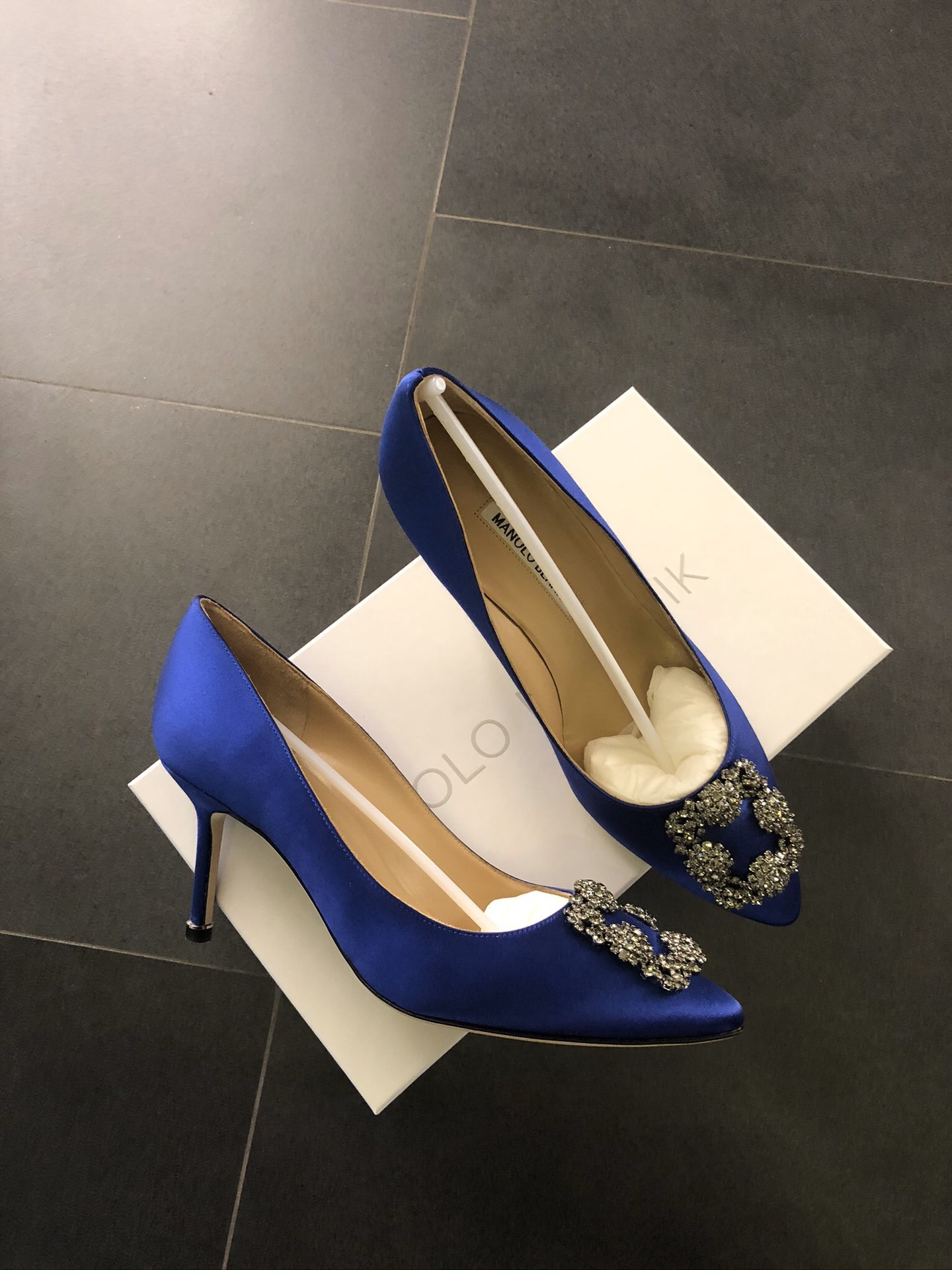 Shop Manolo Blahnik Hangisi 70 Jewel-buckle Pumps In Blue