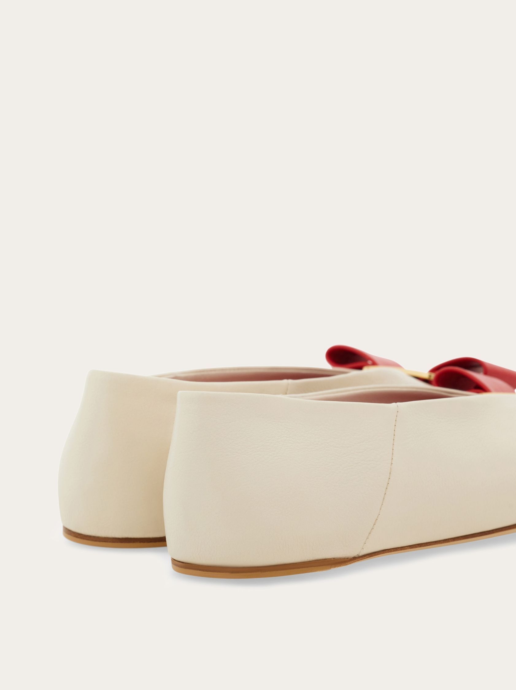 Ferragamo Vanna Vara Bow Ballet Flats In Calf Leather In White
