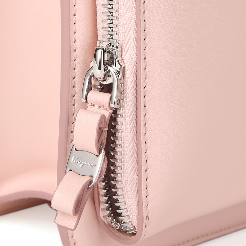 Ferragamo Vara Rw Series Shoulder Bag In Nude