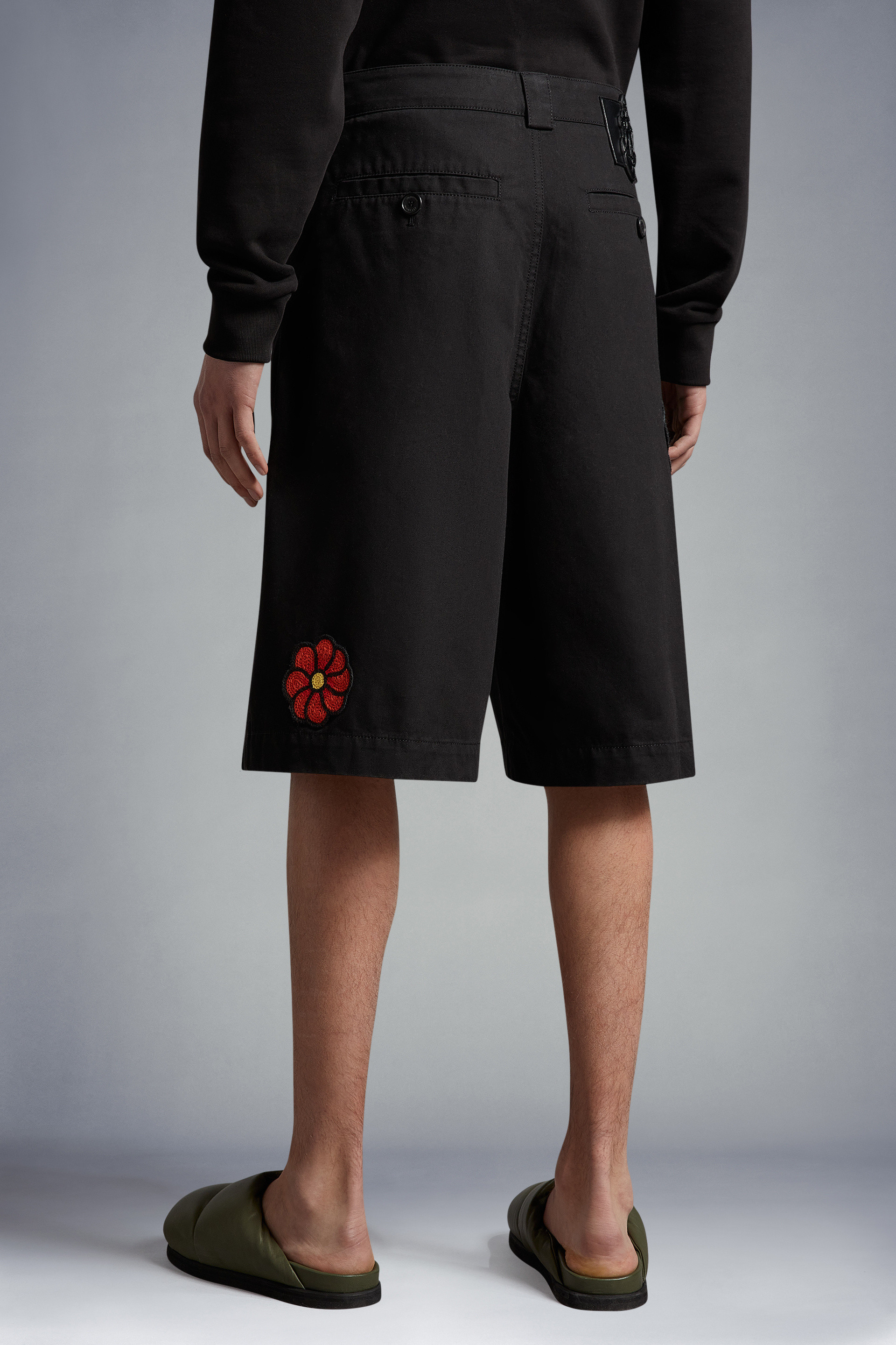 Moncler X Jw Anderson Flower Patch Shorts In Black