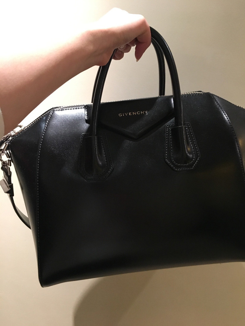 Givenchy Women Black Leather Medium Antigona Handbag In Black