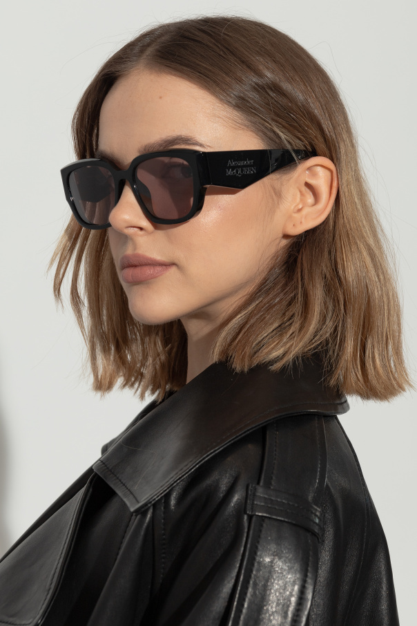 Alexander Mcqueen Engraved-logo Arm Sunglasses In Purple
