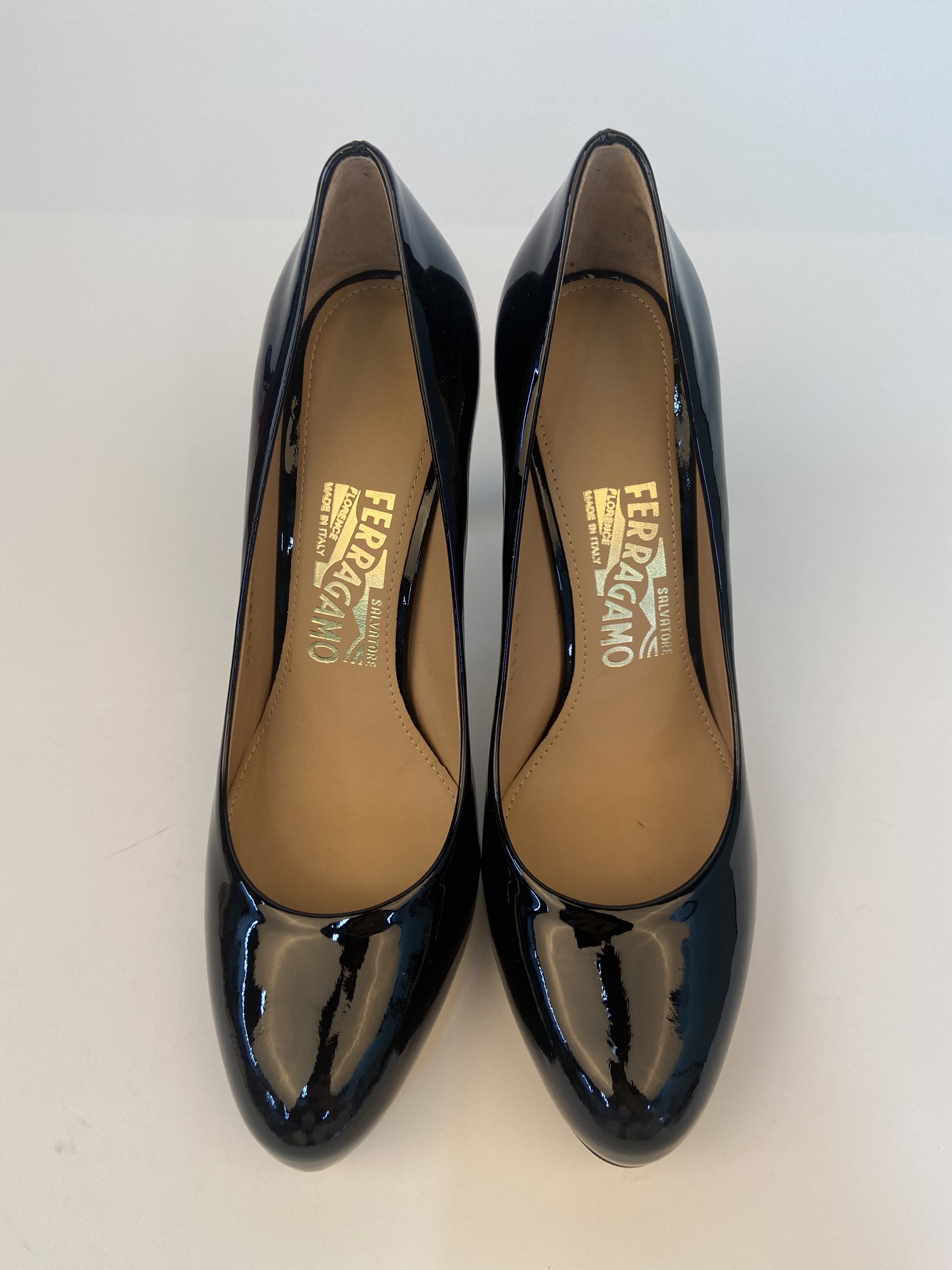 Ferragamo Logo High Heels In Black