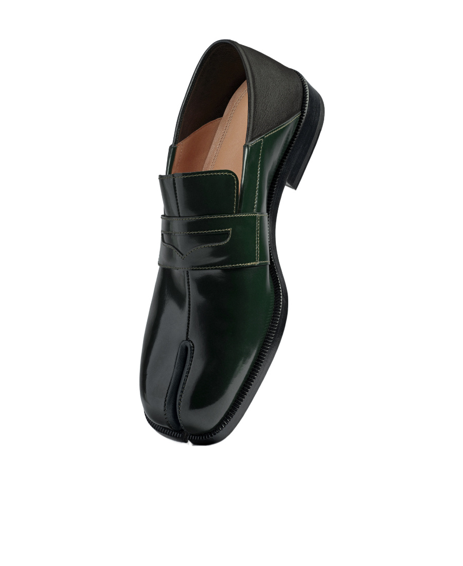 Maison Margiela Tabi Split-toe Glossed-leather Loafers In Black
