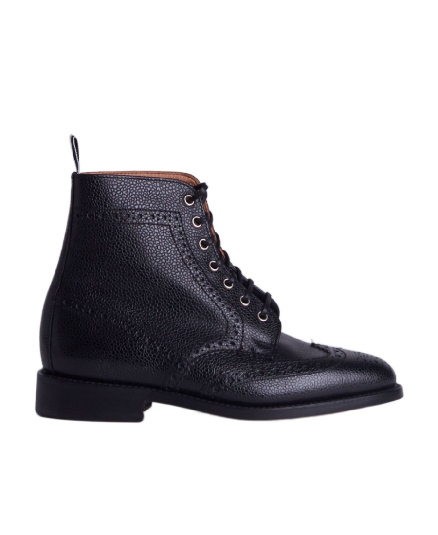 THOM BROWNE WINGTIP BROGUE BOOT WITH LEATHER SOLE IN BLACK PEBBLE GRAIN