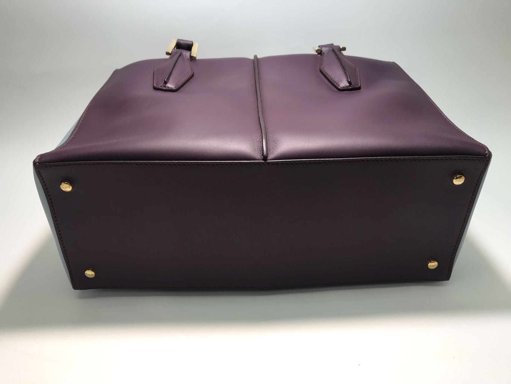 Tod's Zippered Handbag In Black