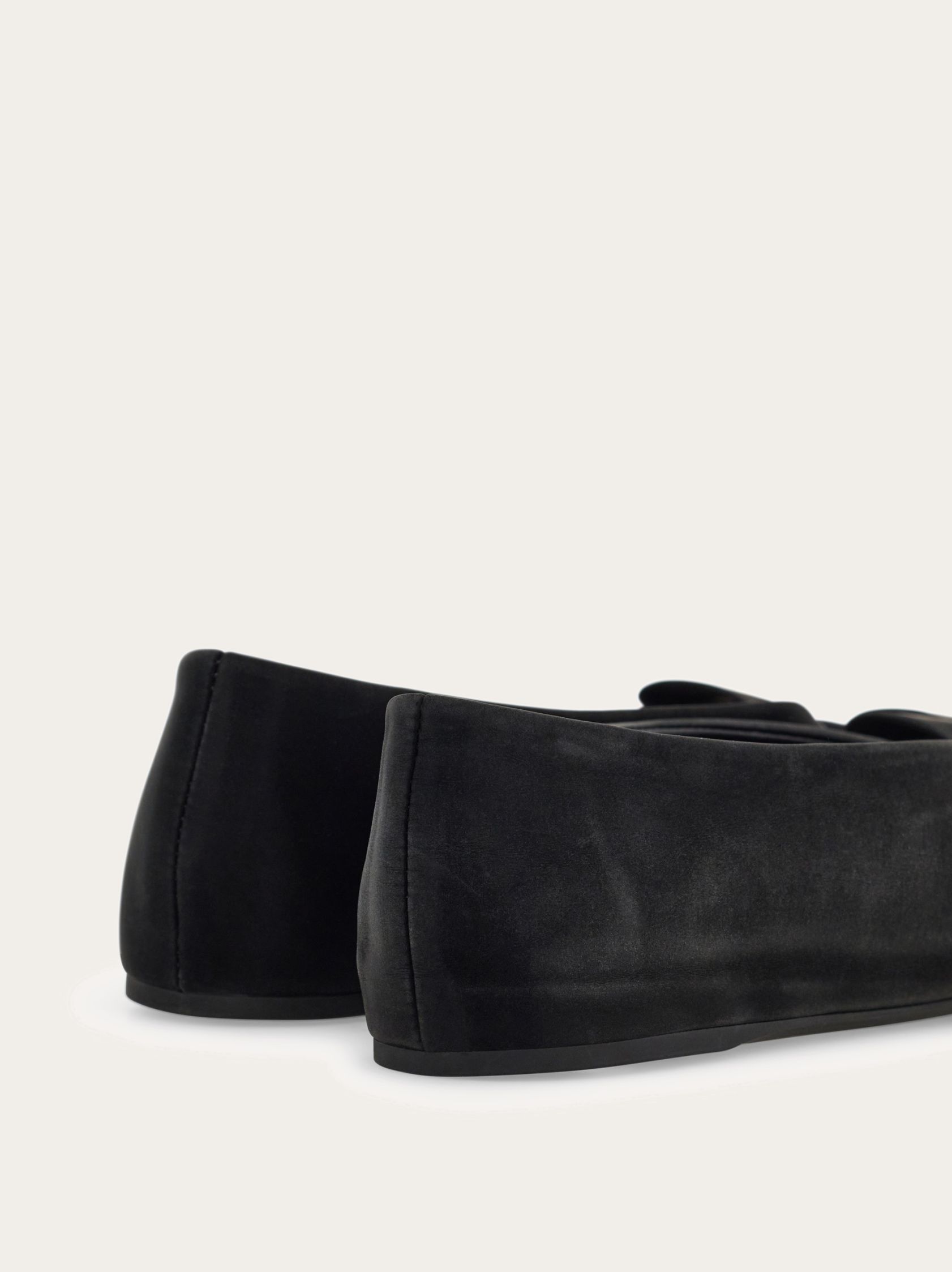 Ferragamo Leather Round Toe Ballerina Shoes With Bow Detail In Black