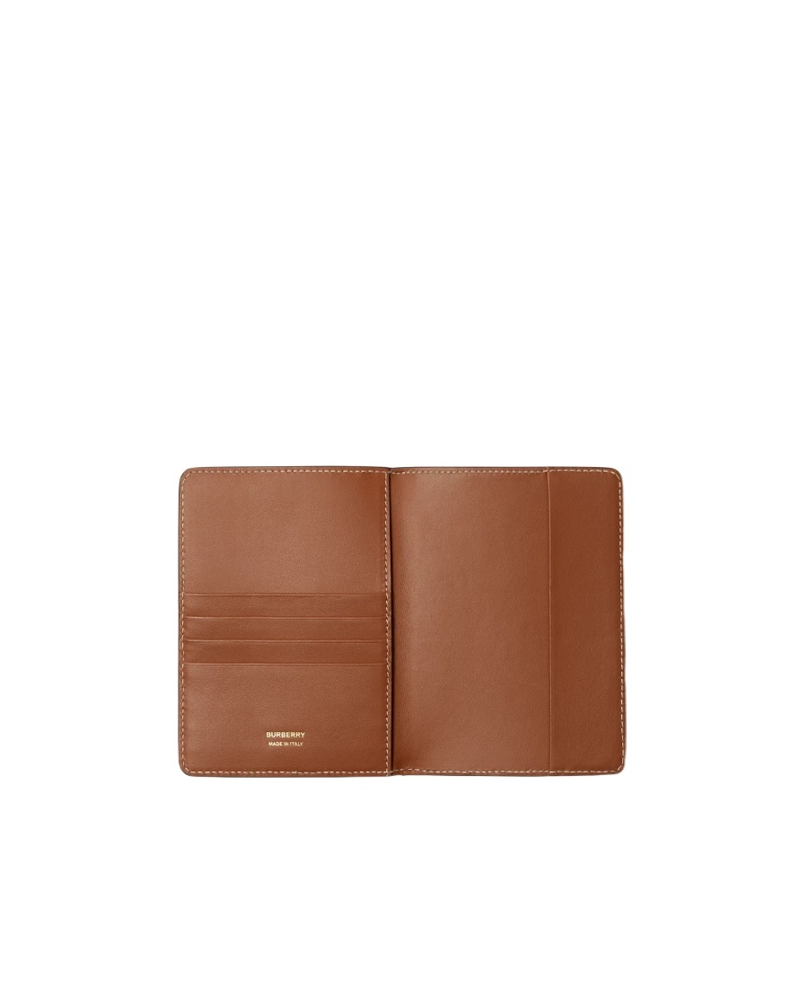Burberry Vintage Check Passport Holder In Green