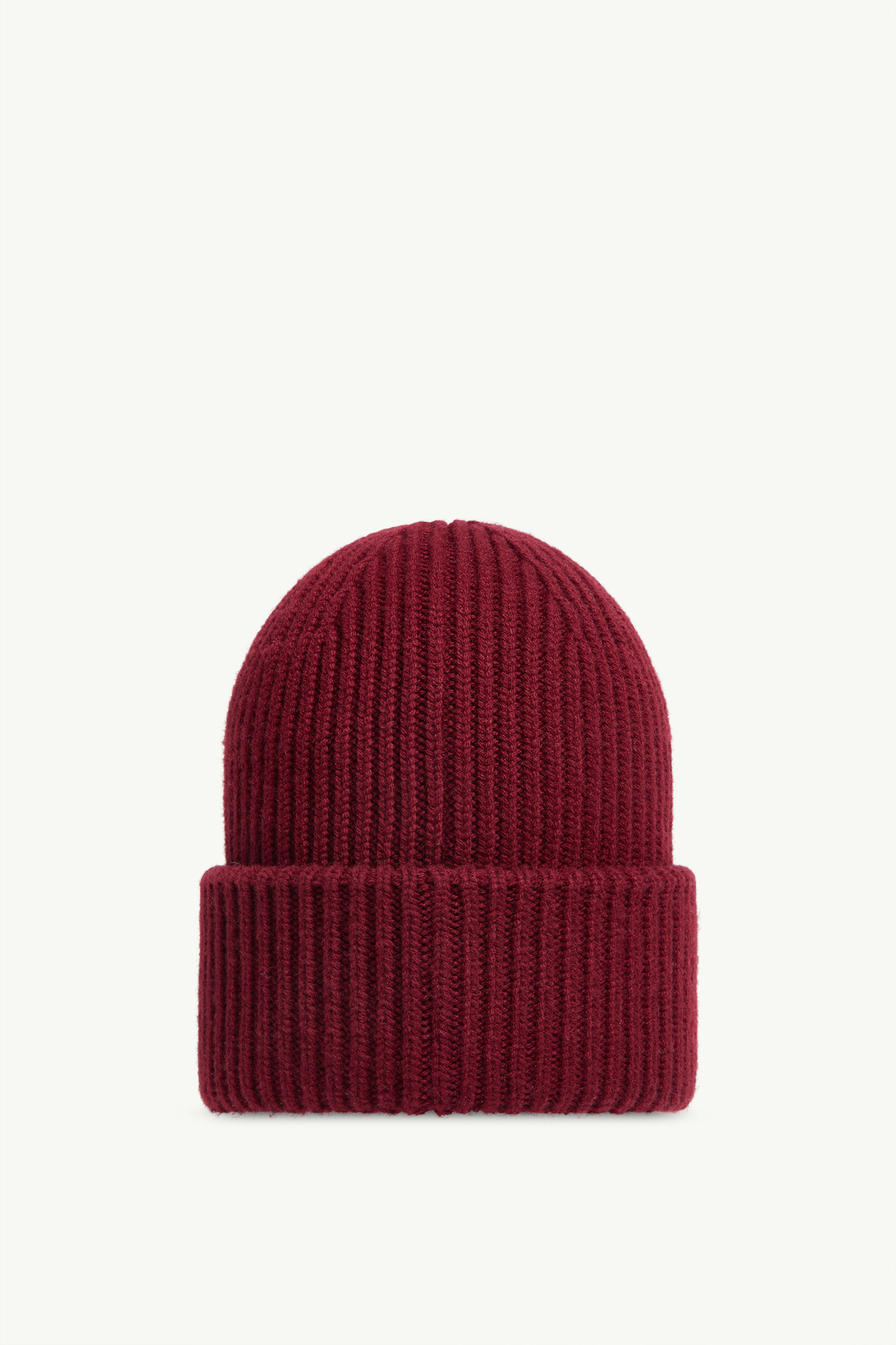 Moncler Logo Patch Knitted Beanie In Red