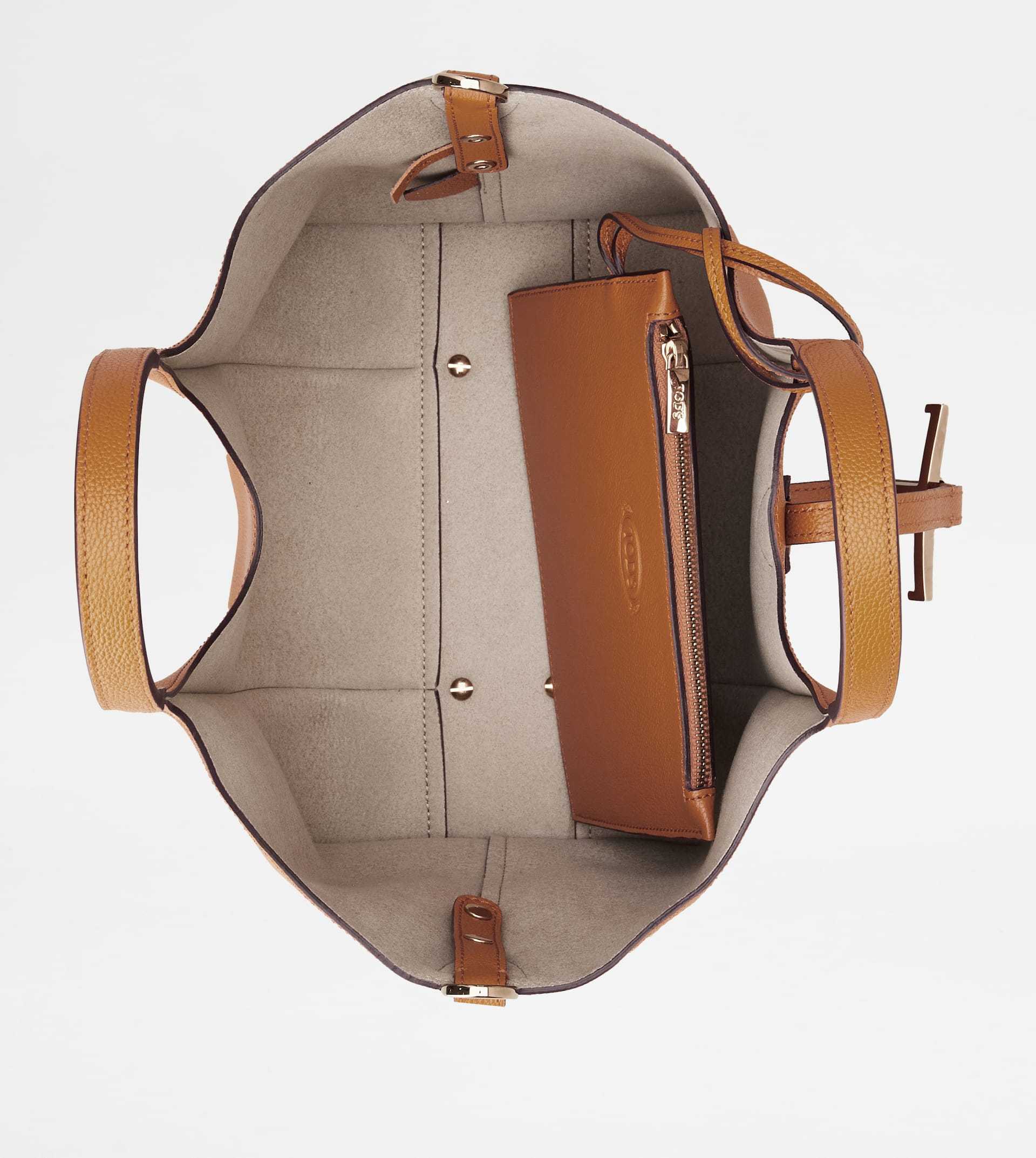 Tod's Tsb Shopping Pend. T Piccola Shoulder Bags Brown In Brown