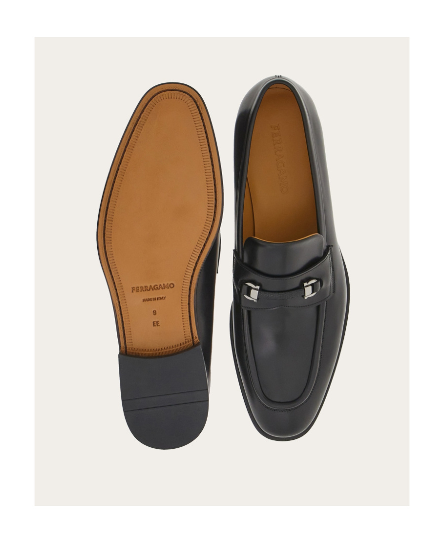 Ferragamo Salvatore Gancini Plaque Round Toe Loafers In Black