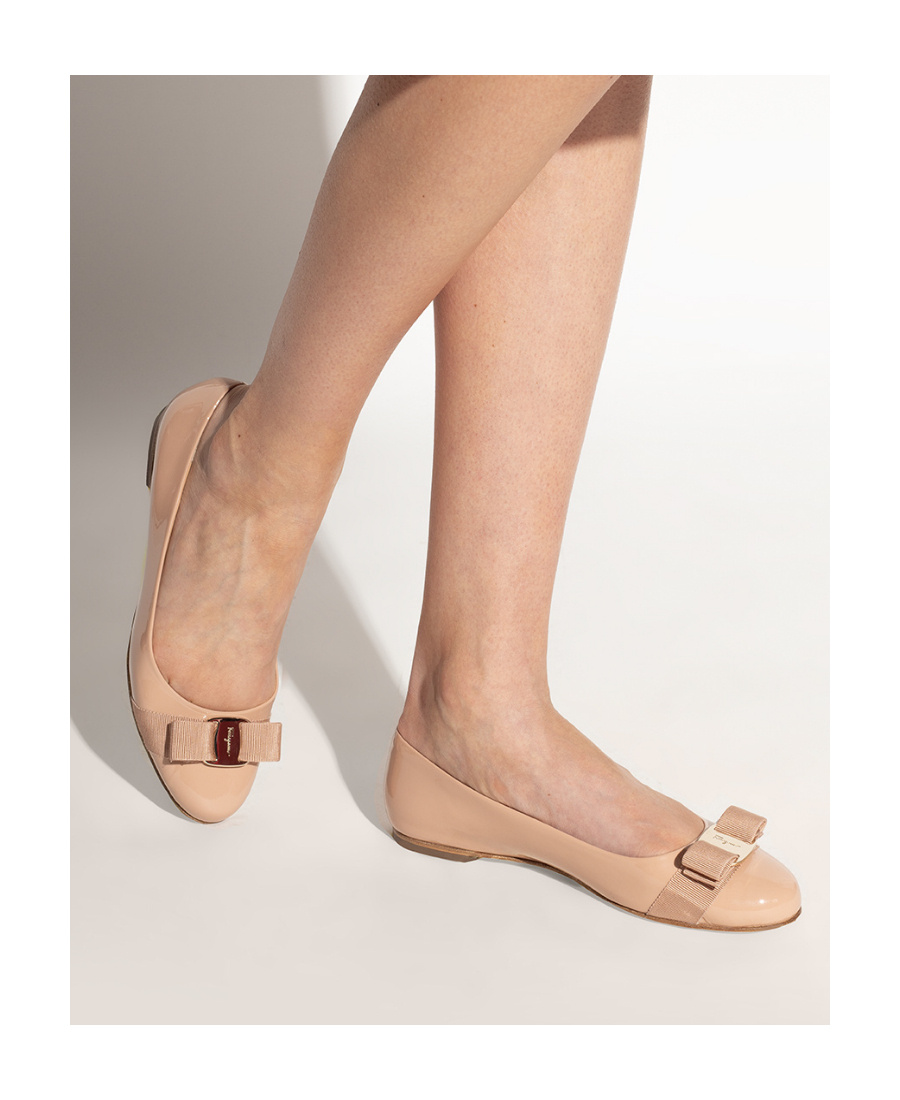 Ferragamo Varina Bow-detailed Patent-leather Ballet Flats In Brown