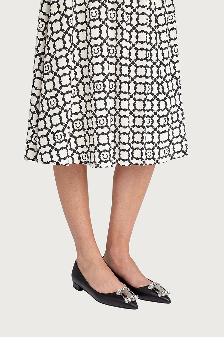 Ferragamo Logo Flat Shoes In Black