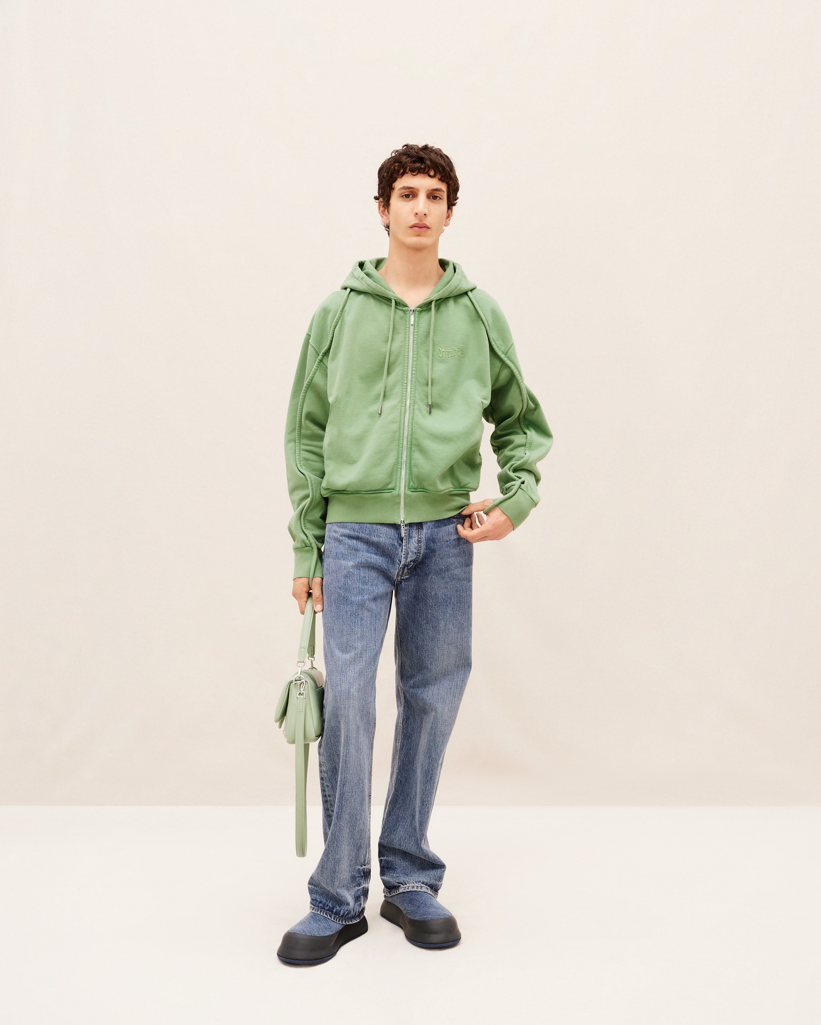 Jacquemus Zipped Clay Logo Sweatshirt In Green
