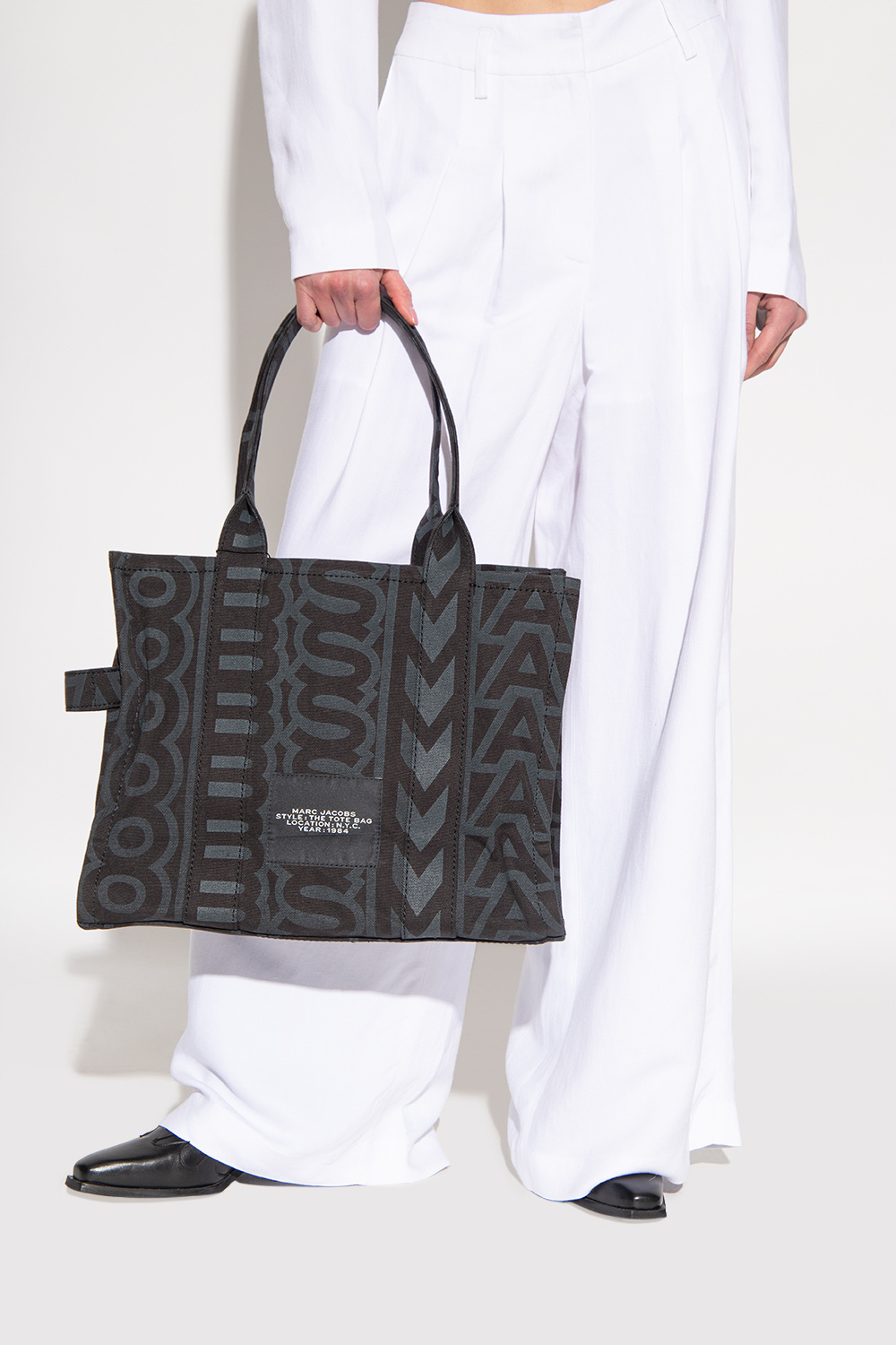 Marc Jacobs Logo Shoulder Bag In Black