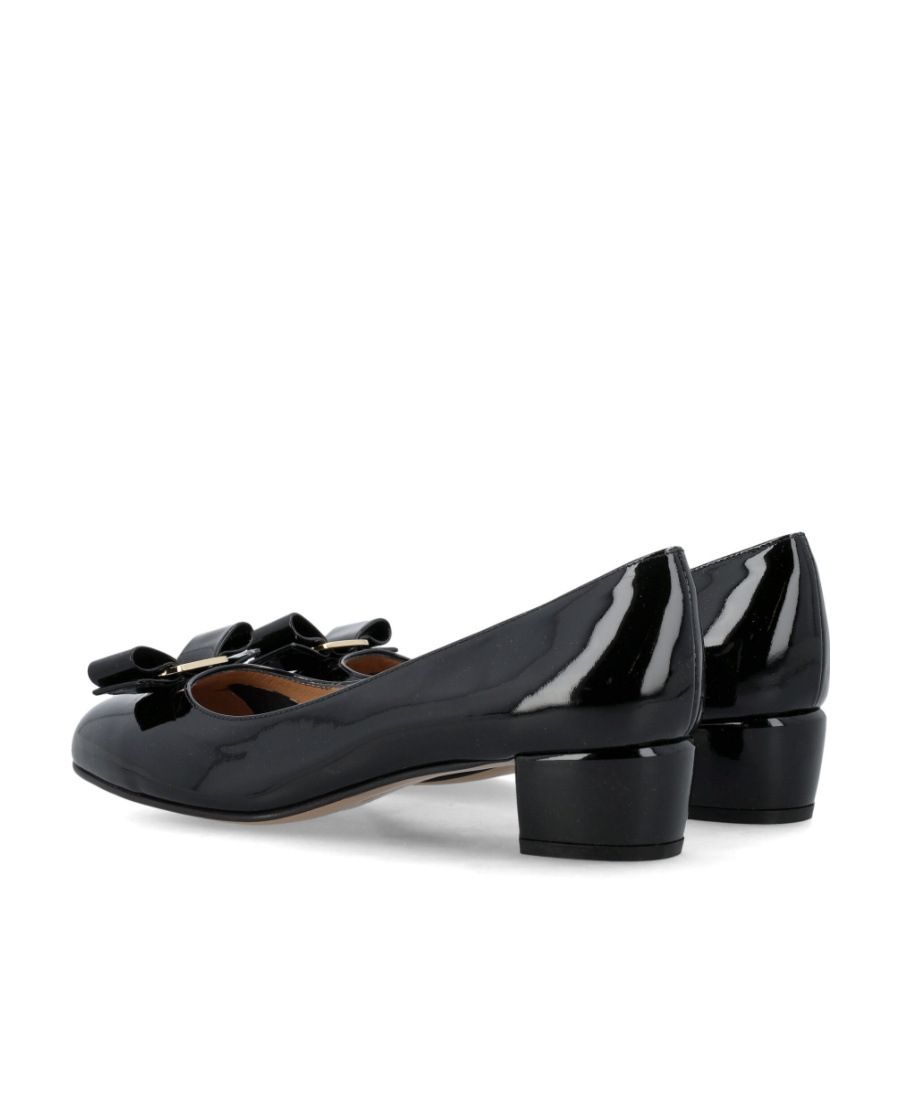 Ferragamo Vara Bow-embellished Patent-leather Pumps In Black
