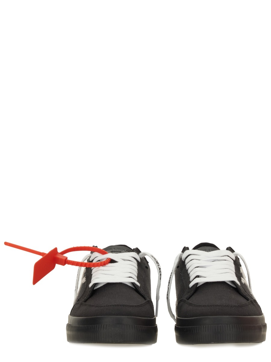 Off-white Round-toe Low-top Casual Shoes In Black