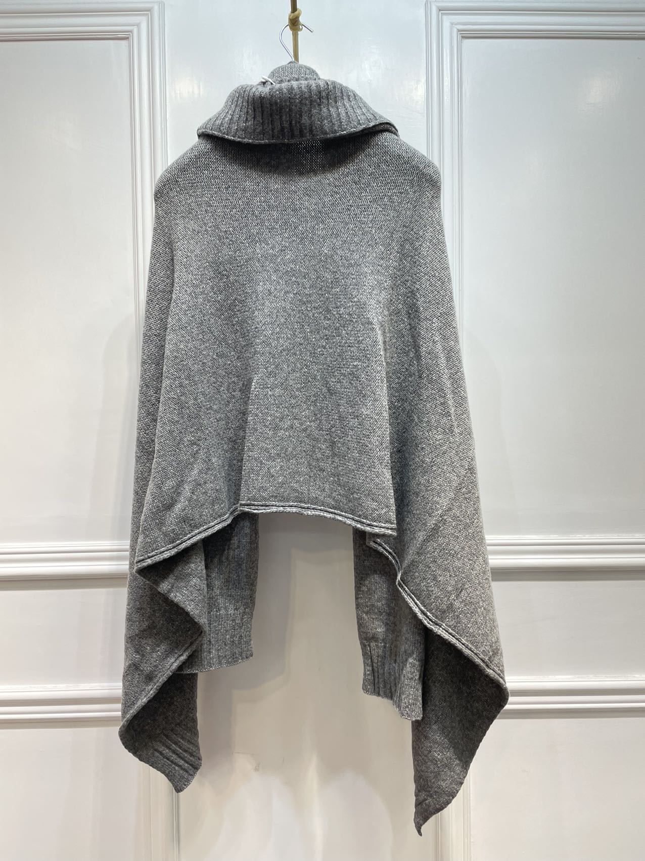 Max Mara Knitted Shawl In Gray