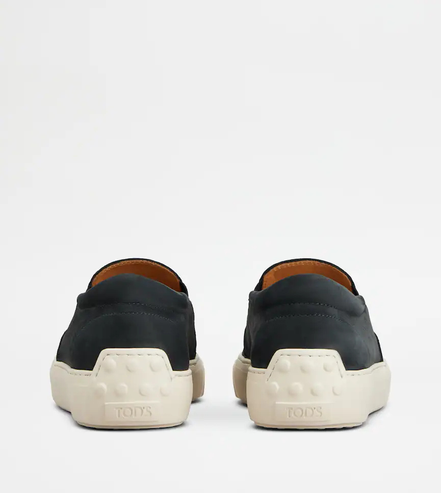 Tod's Slip-on Low-top Casual Shoes In Black