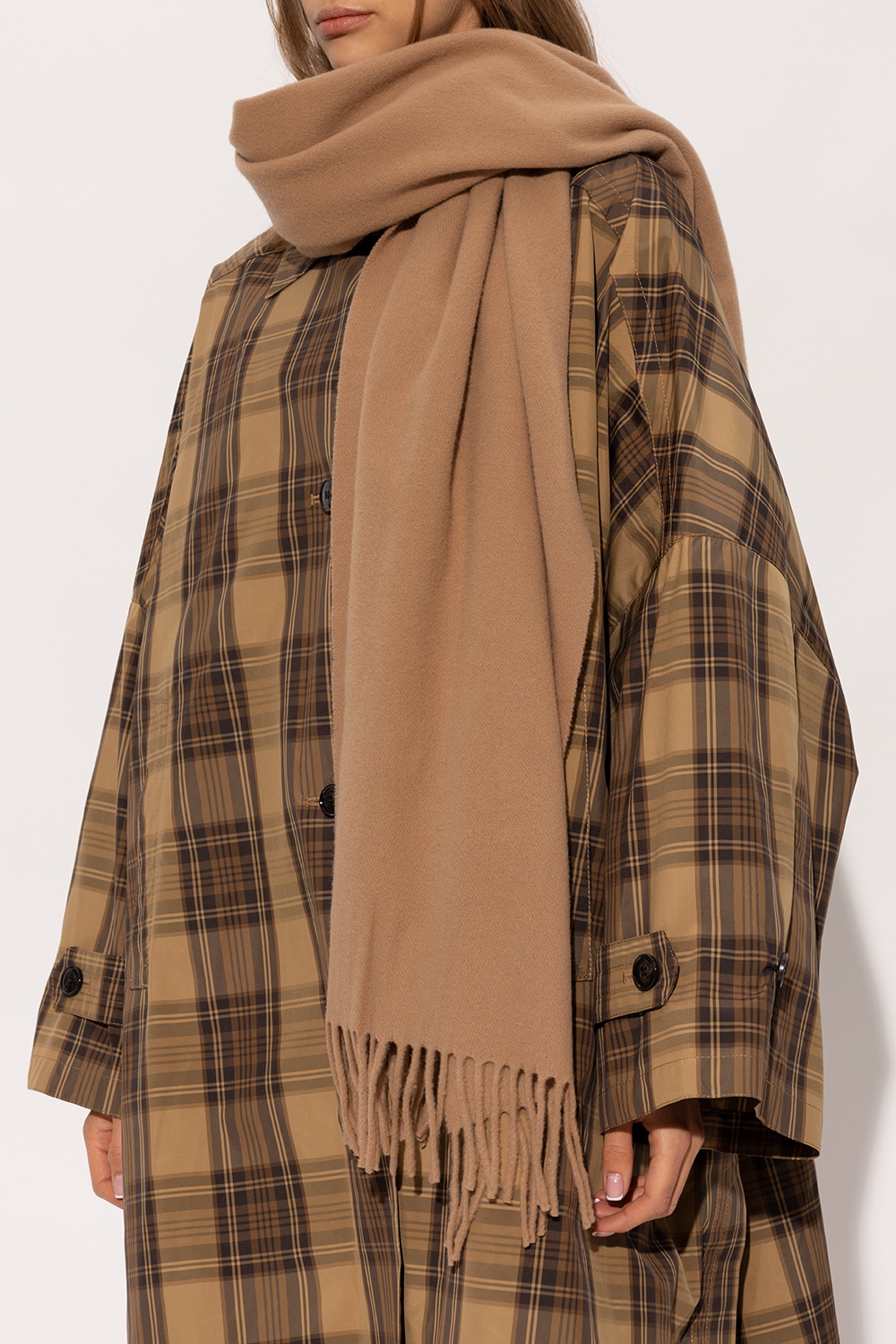 Totême Fringe-edge Detail Knit Scarf In Nude