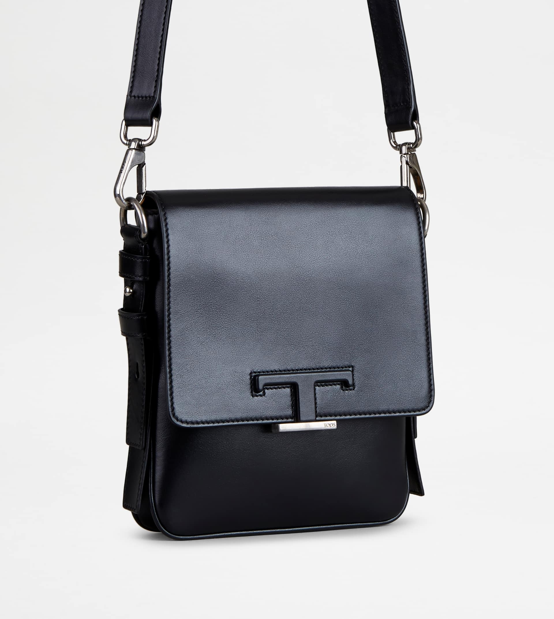 Tod's T-buckle Leather Messenger Bag In Black