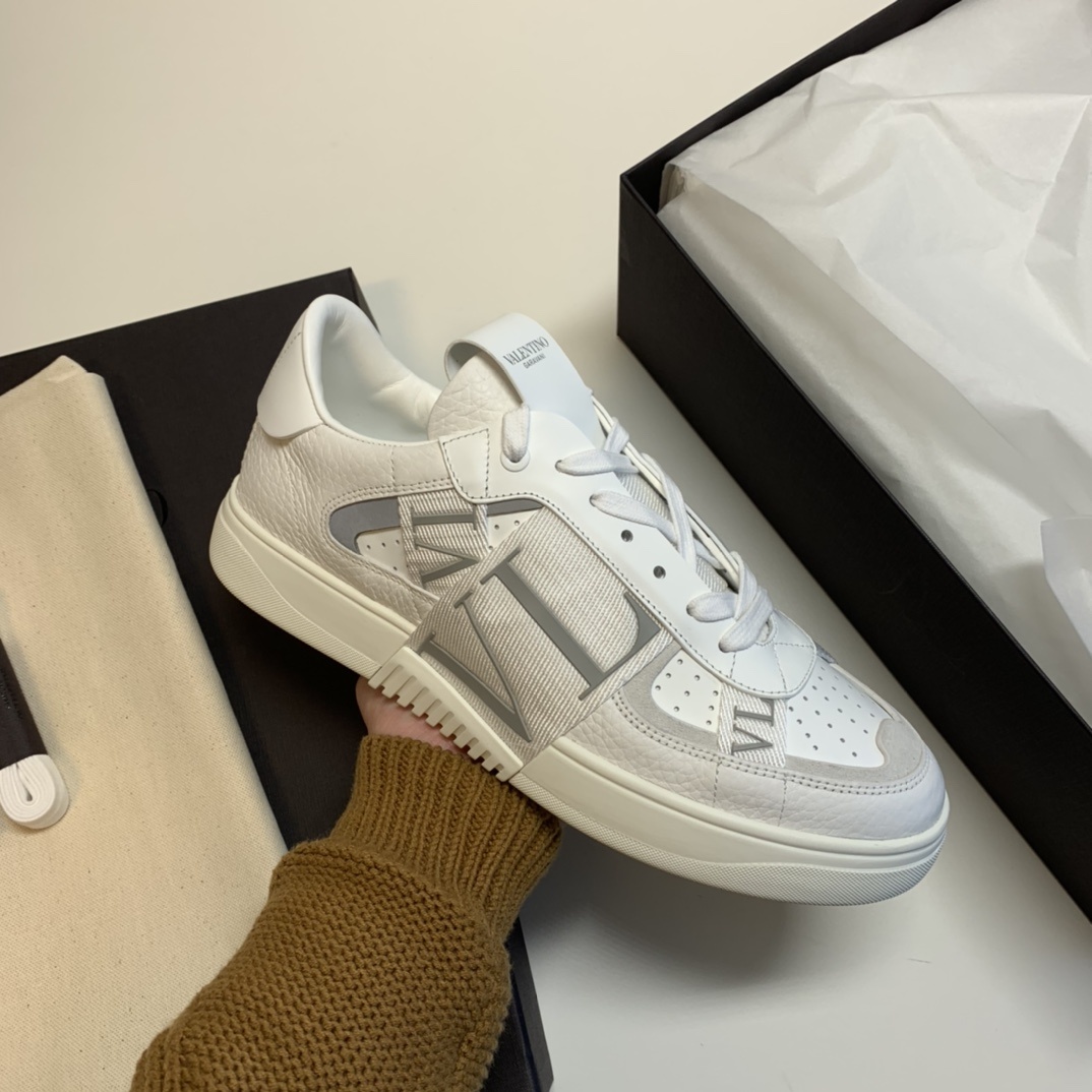 Shop Valentino Vl7n Low-top Sneakers In White