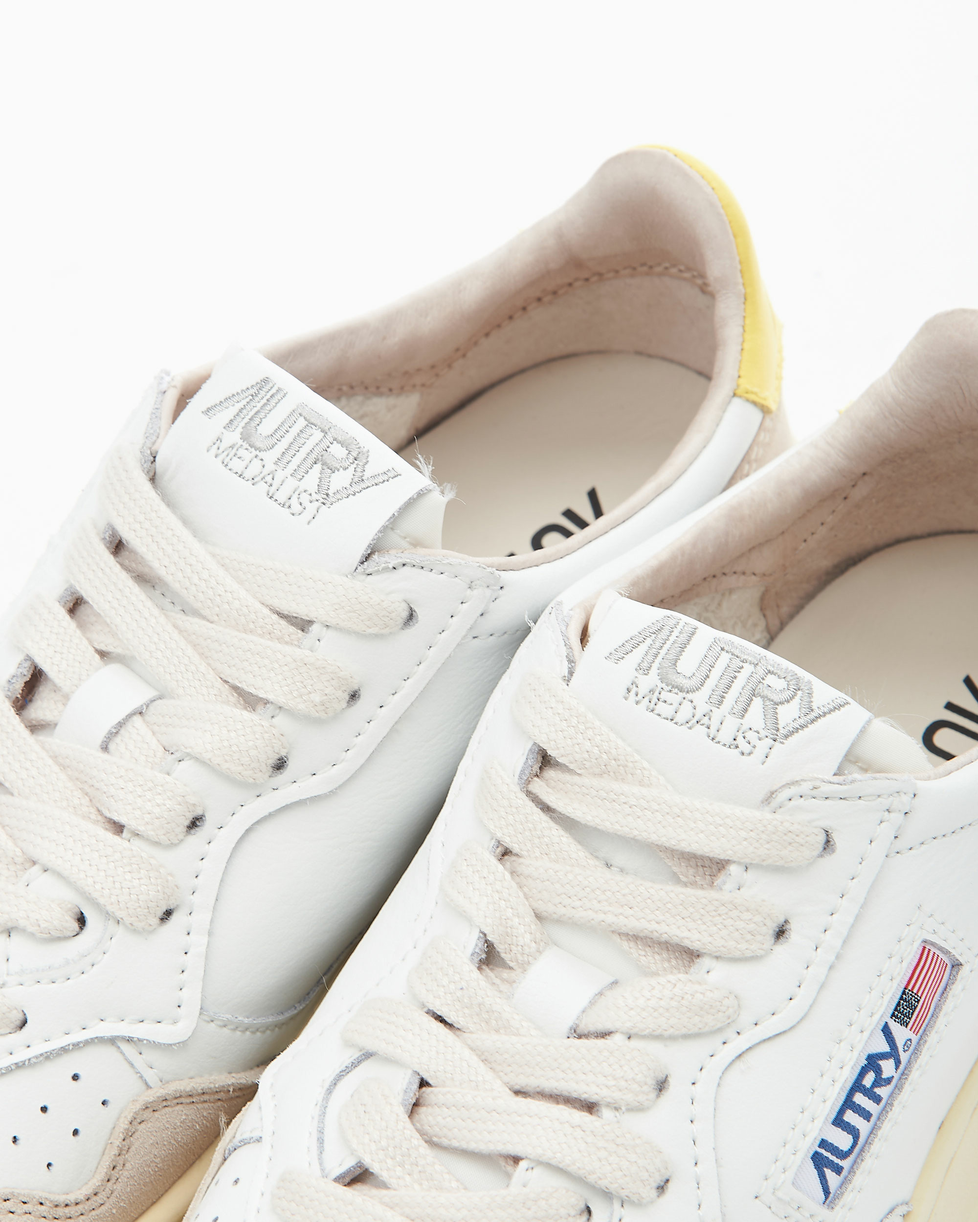 Autry 01 Sneakers In White Suede And Leather In Nude