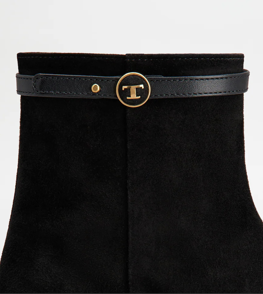 Tod's Round-toed Ankle Boots In Black