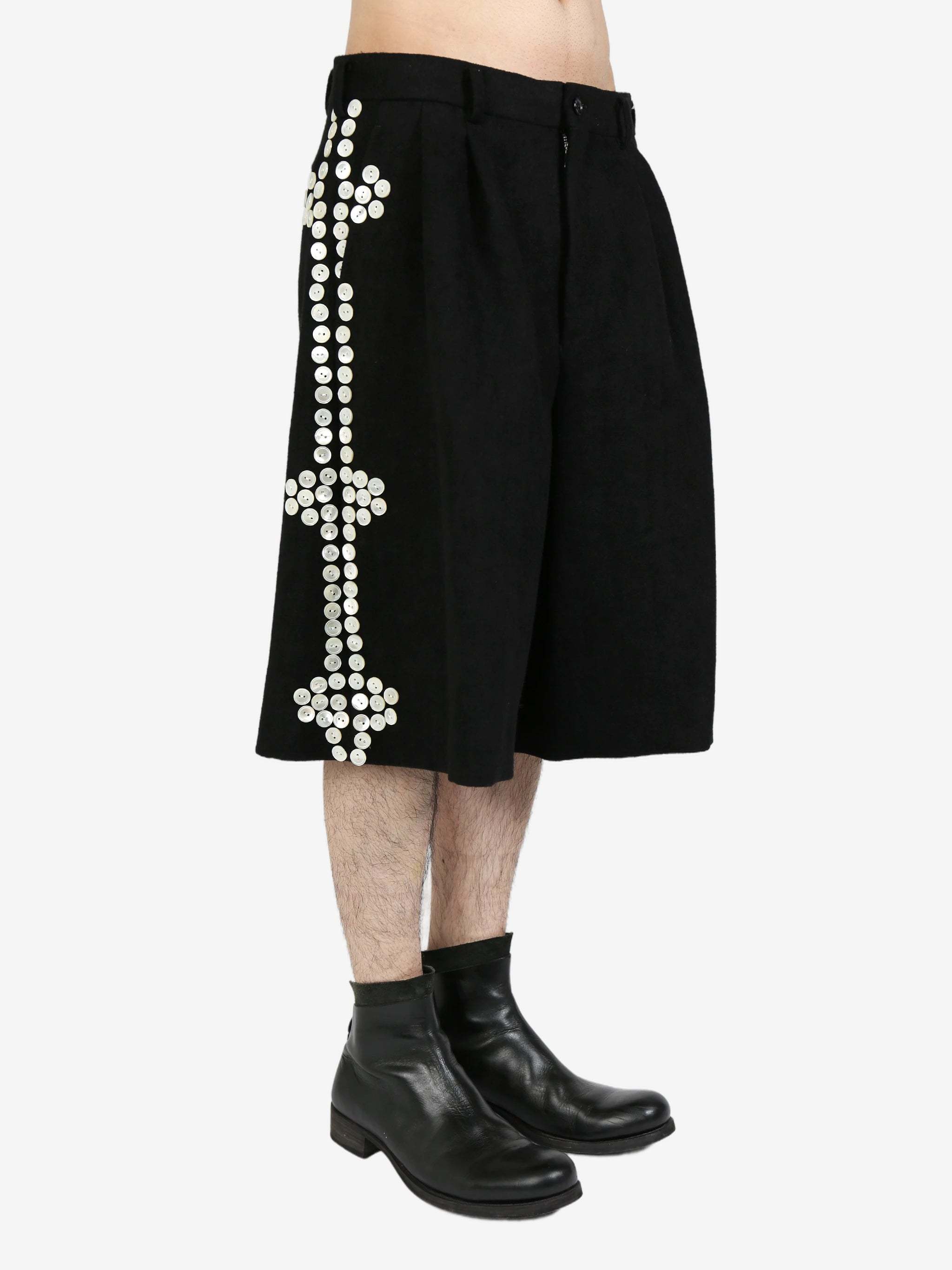 COMME DES GARÇONS DECORATIVE BUTTON TAILORED SHORT